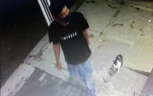 Dengan Mengenakan Sarung, Pelaku Pencurian Sepeda Motor Terekam CCTV