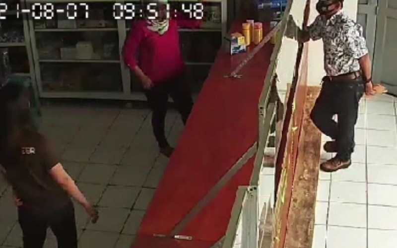Terekam CCTV, Seorang Pencuri Lakukan Aksinya di dua Toko Sekaligus