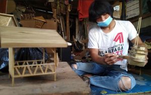 Kreatif! Penyandang Disabilitas di Pasawahan Ubah Limbah Bambu Jadi Kerajinan