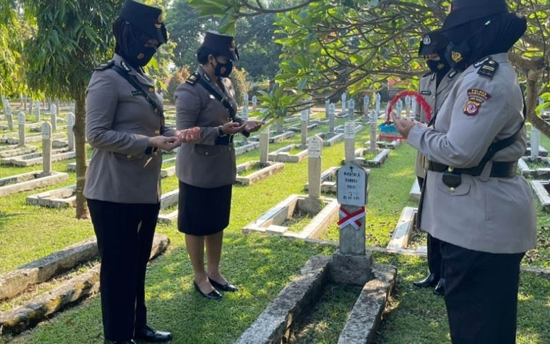 Polisi Wanita Purwakarta Ziarah Makam Pahlawan Dalam Rangka HUT Polwan Ke-73