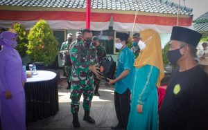 Kodim 0619/Purwakarta Bagikan 200 Paket Sembako Untuk Warga Dengan Prokes Ketat