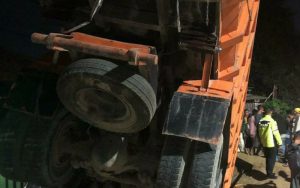 Mobil Dump Truck Seruduk Warung dan Rumah Warga di Jalan Raya Purwakarta-Bandung