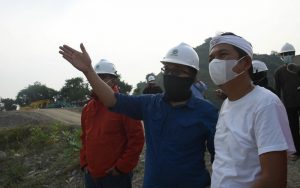 Dedi Mulyadi Tinjau Gunung Sindanggeulis Purwakarta yang Terbelah Akibat Penambangan