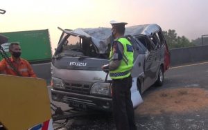 Innalillahi, Kecelakaan Mobil Elf di Tol Cipularang, Satu Penumpang Meninggal