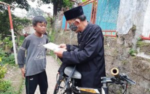 Mbah Djuju, Puluhan Tahun Menjadi Perpustakaan Keliling di Purwakarta