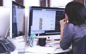 Menjaga Kesehatan Mata Ketika Terlalu Lama Menatap Monitor, Simak Tipsnya!