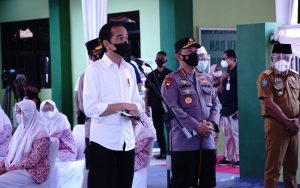 Presiden dan Kapolri Tinjau Vaksinasi Merdeka di Tempat Ibadah dan Pesantren