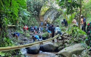 Program Sungai Bersih, Pemdes Cibeber Gotong Royong Bersihkan Sungai Ciseke
