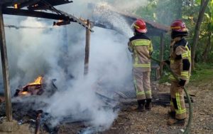 Diduga Gas Bocor, Sebuah Warung di Selaawi Pasawahan Ludes Terbakar