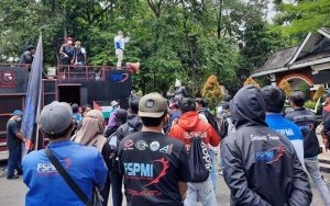 Usung 4 Tuntutan, Ratusan Buruh Berunjuk Rasa di Depan Komplek Pemkab Purwakarta
