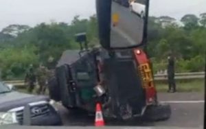 Kendaraan Taktis Jenis Barracuda Milik Korps Brimob Polri Terguling di Tol Cipularang
