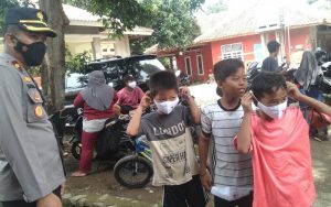 Polres Purwakarta Bagikan Masker Kepada Anak-Anak dan Edukasi Protokol Kesehatan