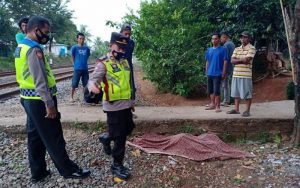 Seorang Warga Bungursari Ditemukan Tak Beryawa di Pinggiran Rel Kereta Api