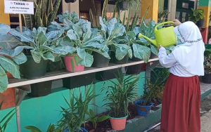 Cerdas! Siswa SDN Pasawahan Kidul Purwakarta Bisa Buat Pupuk Organik Cair Sendiri