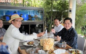 Gubernur Jabar Versus Menteri BUMN Adu Makan Jengkol, Siapa Pemenangnya?