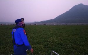 Satpolair Polres Purwakarta Evakuasi 9 Perahu yang Terjebak Eceng Gondok di Jatiluhur