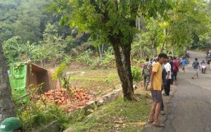 Truk Pengangkut Batu Bata Terguling di Tanjakan Pondoksalam Purwakarta
