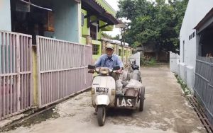 Abah Endang, Seorang Tukang Las Keliling Purwakarta yang Gunakan Vespa Tua