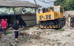 Sebuah Truk Crane Tabrak Dua Mobil yang Tengah Terparkir di Pertigaan Cimaung