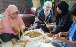 Menjamurnya Eceng Gondok di Jatiluhur, Mojang Purwakarta Ini Gagas Kerajinan Tangan