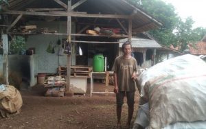 Mang Oci, Tinggal di Gubuk Terbuka Setelah Ditinggalkan Sang Ibu 20 Tahun Silam