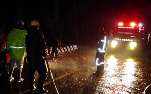 Hujan Deras di Wanayasa Akibatkan Tembok Penahan Tanah Longsor Menutupi Jalan