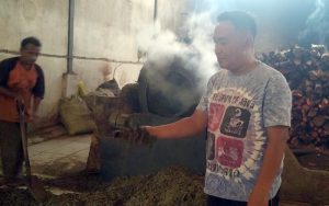 Proses Pembuatan Teh Secara Tradisional Purwakarta Di Tengah Perubahan Zaman