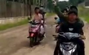 Viral! Video Diduga Kelompok Pelajar di Jatilihur Mengendarai Motor Sambil Bawa Sajam