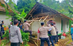Polsek Bojong Bersama Pemdes Bojong Timur Bangun Fasilitas MCK di Rumah Mak Endeung