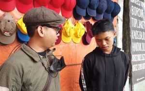 Maula Akbar Jumpai Remaja yang Bantu Ayahnya Jualan Topi di Pinggir Jalan Purwakarta