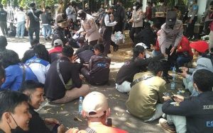 Polwan Polres Purwakarta Bagikan Air Mineral Kepada Para Buruh Saat Aksi Demonstrasi