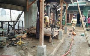 Diduga Korsleting Listrik, Rumah Sekaligus Bengkel di Cibatu Hangus Terbakar