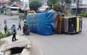 Tak Kuat Menanjak, Sebuah Truk Cold Diesel Terguling di Jalan Pramuka Arah Jatiluhur