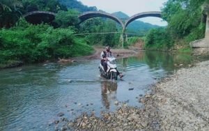 Jalan Terjal dan Berlumpur, Seorang Guru di Parungbanteng Berjuang Untuk Mengajar