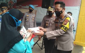 Bentuk Apresiasi, Para Lansia Peserta Vaksinasi Massal Dapat Paket Sembako Gratis