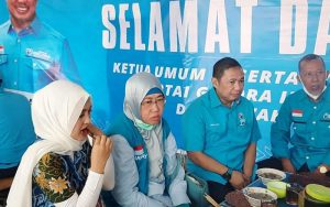 Ketua Umum Partai Gelora Sambangi Pusat Pembuatan Keramik di Plered