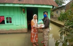Peringati Hari Ibu Ke-93, JabarNews.com Berbagi Sembako Bagi Korban Banjir di Sumut