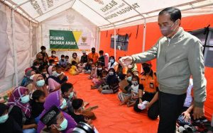 Presiden Jokowi Tinjau Langsung Posko Pengungsian Korban Erupsi Gunung Semeru