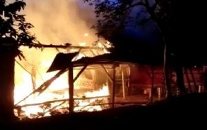 Diduga Konsleting Listrik, Sebuah Warung di Kampung Cibuluh Maniis Terbakar