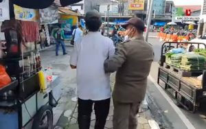 Seorang Pengemis Kabur Setelah Ketahuan Pura-Pura Buta di Depan Kantor Distarkim Purwakarta