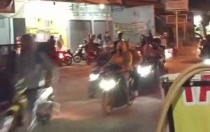 Aksi Sekelompok Remaja di Purwakarta Acungkan Senjata Tajam Viral di Media Sosial