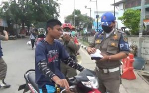 Petugas Satpol PP Purwakarta Lakukan Pengawasan Disiplin Prokes di Tempat Keramaian