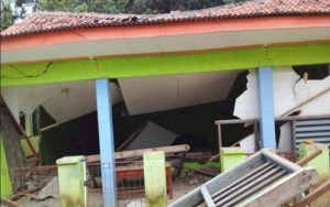 Tidak Terawat, Sebuah Gedung Majelis Taklim di Desa Sadarkarya Darangdan Ambruk