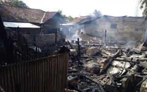 Diduga Akibat Semburan Minyak, Sebuah Bangunan Penjual Tahu Sumedang Habis Terbakar