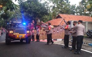 Suasana Haru Pelepasan Pensiun Personel Polres Purwakarta Dengan Menggunakan Mobil Taktis