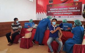 Kerjasama Dengan Puskesmas, Petugas dan Warga Binaan Lapas Purwakarta Ikuti Vaksinasi