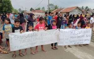 Kesal Jalan Rusak Tak Kunjung Diperbaiki, Warga Kampung Cipetir Plered Blokade Jalan