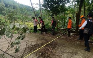 Jembatan Cibayongbong Ambruk, BPBD Purwakarta Bersama TNI-Polri Buka Jalur Alternatif