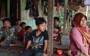 Dasep Warga Mariuk Beserta Istri dan 12 Anaknya Tinggal di Rumah Panggung Bilik