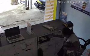 Seorang Wanita Terekam CCTV Mencuri Uang di Sebuah Konter di Plered Purwakarta